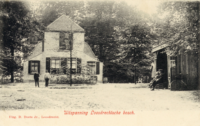 13481 Gezicht op de voorgevel van een café in het Loosdrechtsebos te Hilversum (N.-H.).